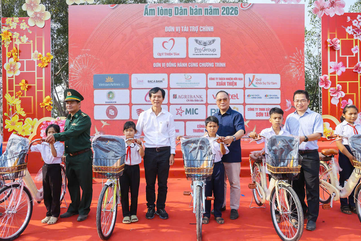 Ông Nguyễn Đức Liên, đại diện Quỹ Khởi Sự Từ Tâm và nhà báo Nguyễn Đăng Khang, Phó Tổng Biên tập Báo Đại Đoàn Kết và nhà báo Chu Ninh - Trưởng ban Đại diện báo Đại đoàn kết tại Thành phố Hồ Chí Minh trao xe đạp cho học sinh nghèo. Ảnh: Quang Vinh.