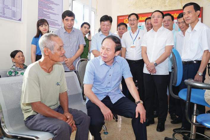 Bí thư Thành ủy TP Hải Phòng Lê Tiến Châu kiểm tra hoạt động của Trung tâm Phục vụ hành chính công cấp xã và trò chuyện với người dân đến làm thủ tục hành chính. Ảnh: Phương Thanh.