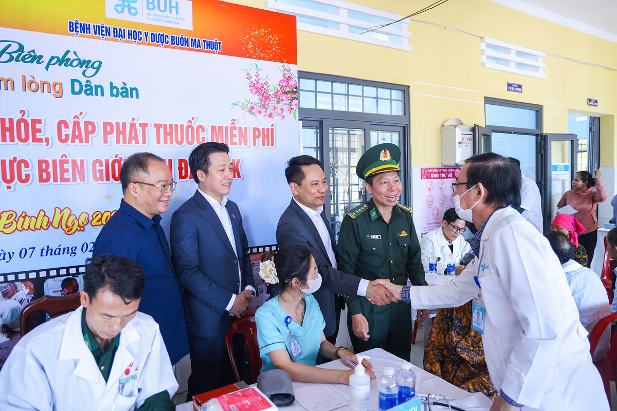 Lãnh đạo Báo Đại đoàn kết cùng các đại biểu động viên, thăm hỏi các y, bác sĩ khám bệnh miễn phí cho bà con nhân dân tại Chương trình. Ảnh: Quang Vinh