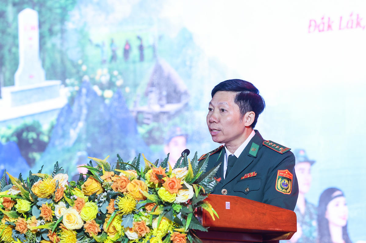Đại tá Đỗ Quang Thấm - Phó Chính ủy Bộ CHQS tỉnh, kiêm Chính ủy Ban Chỉ huy BĐBP tỉnh Đắk Lắk phát biểu tại Chương trình. Ảnh: Quang Vinh.