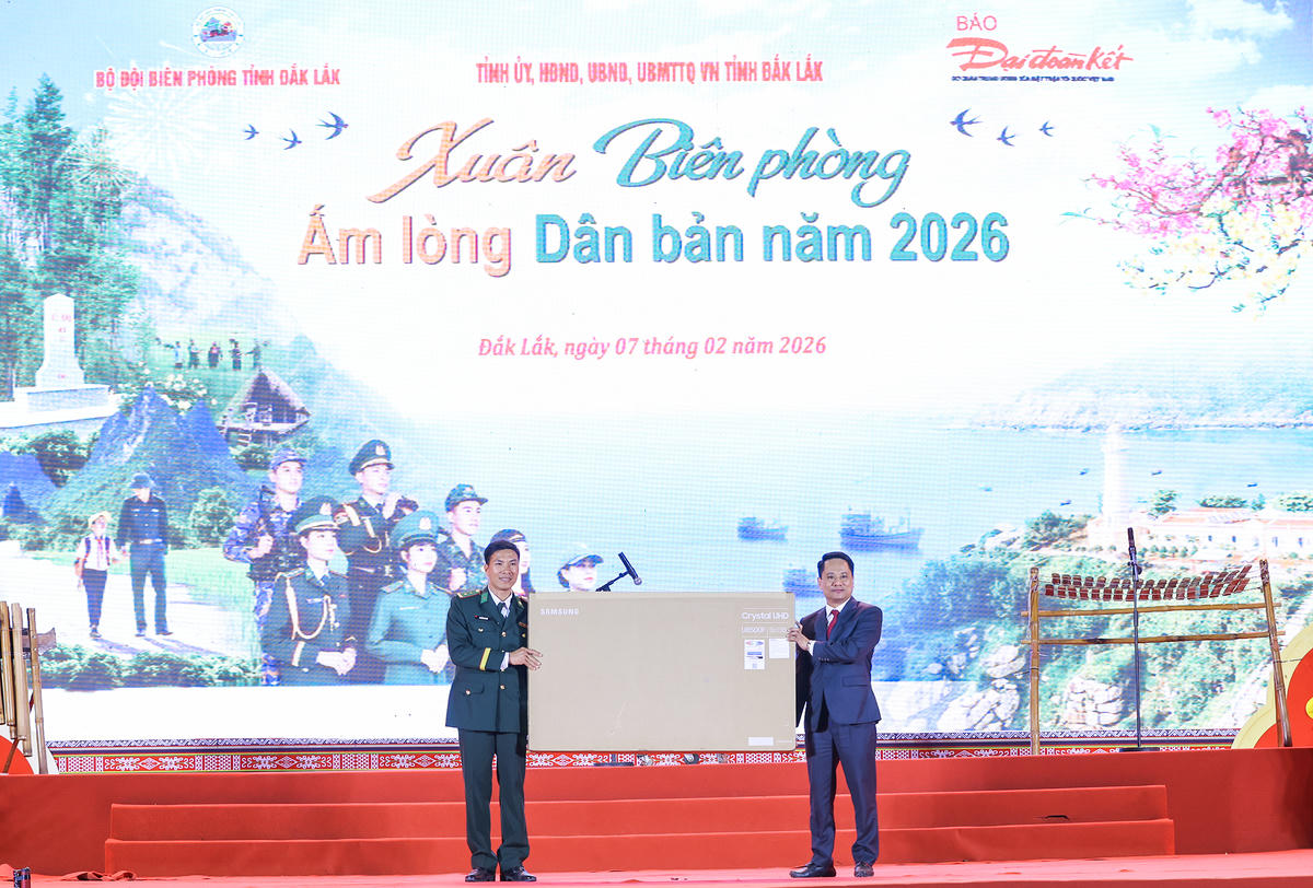 Tổng biên tập Báo Đại đoàn kết&nbsp;Trương Thành Trung tặng quà cho Đồn biên phòng&nbsp;Sê Rê Pốk. Ảnh: Quang Vinh.