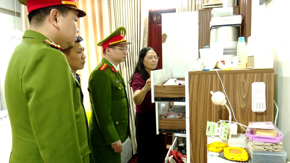 Công an khám nhà và nơi làm việc của Dương. Ảnh: CANB