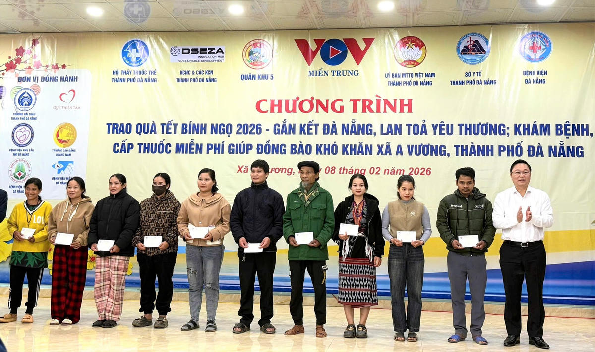 Chủ tịch Ủy ban MTTQ Việt Nam TP Đà Nẵng Lê Trí Thanh (bên phải) tặng quà Tết cho người dân xã A Vương. Ảnh: CV.