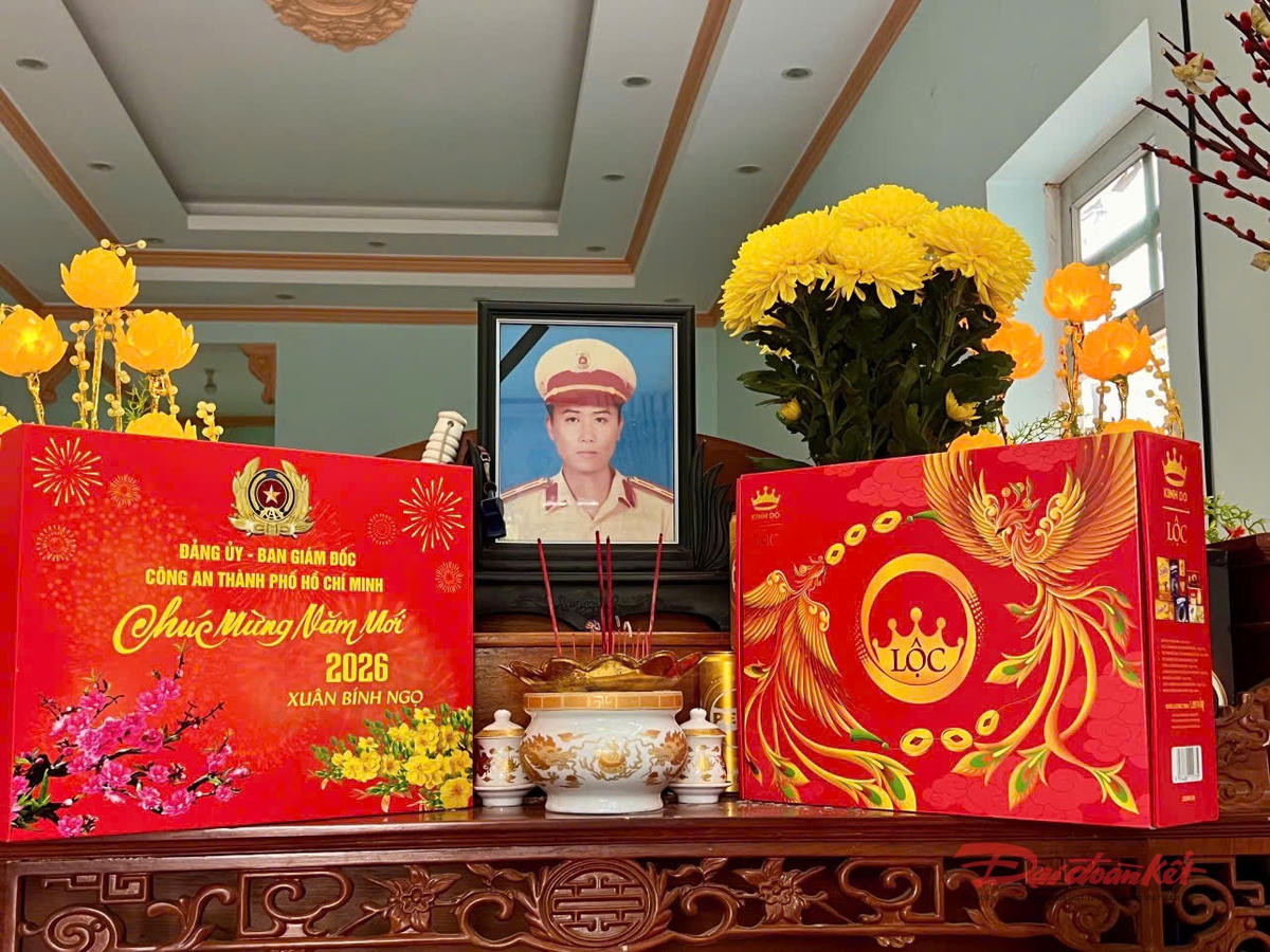 Tặng quà, tri ân gia đình liệt sĩ nhân dịp Tết nguyên đán. Ảnh: M.C