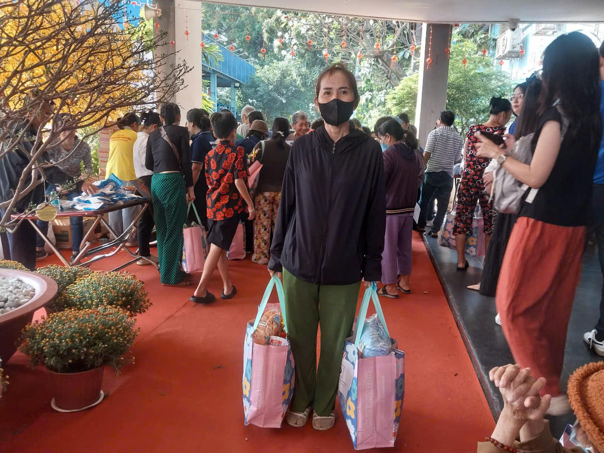 Một số người thất bất ngờ khi được đi chợ trong bệnh viện. Ảnh: S.X