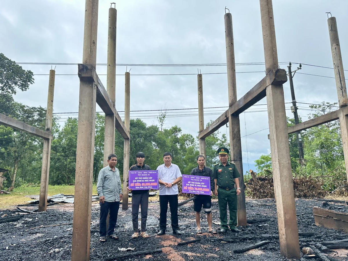 Ông Dương Tân Long, Phó Chủ tịch Ủy ban MTTQ Việt Nam tỉnh Quảng Trị trao hỗ trợ khẩn cấp cho gia đình bị hỏa hoạn. Ảnh: MT.