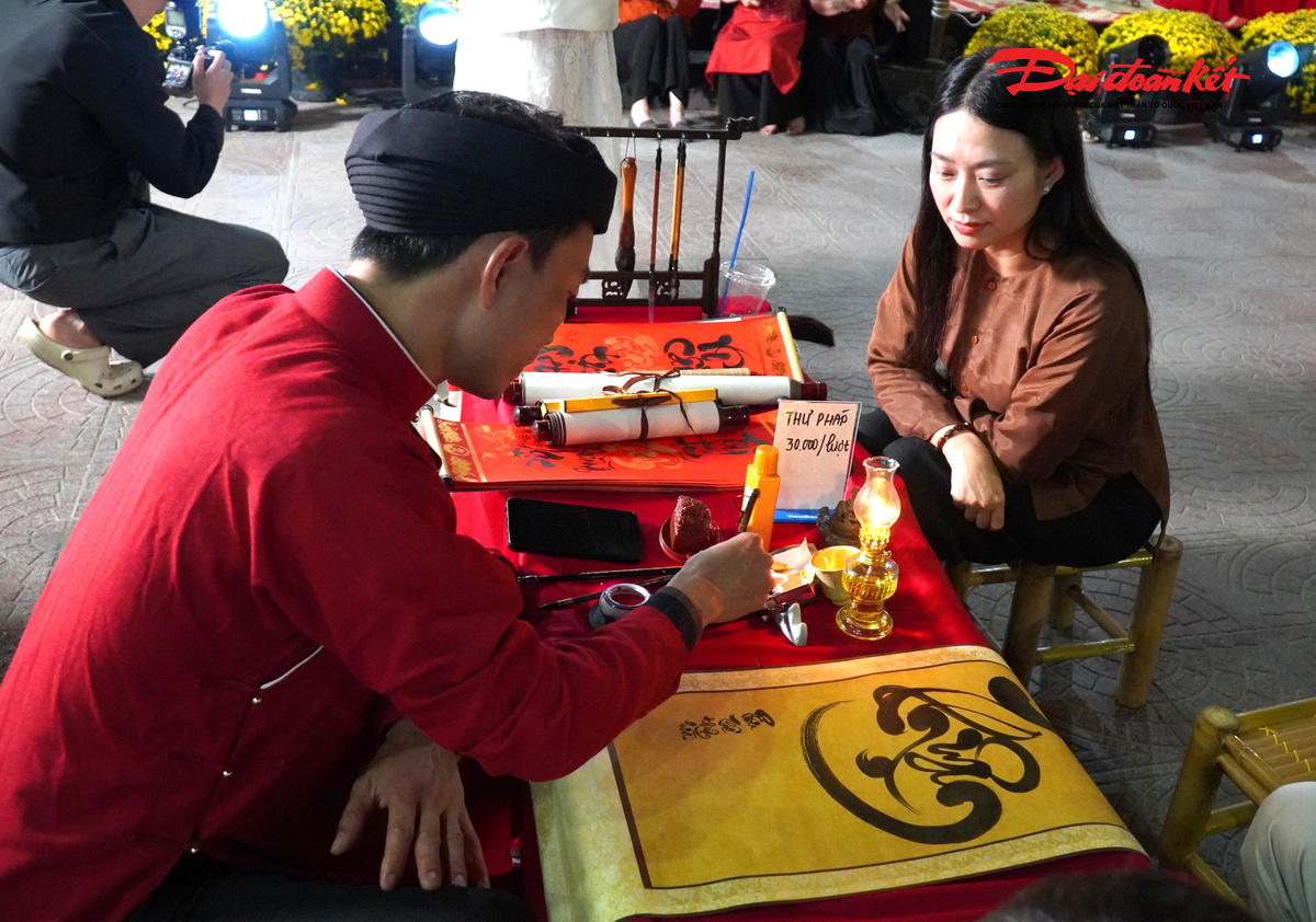 Nhiều người xin chữ đầu năm. Ảnh: HN.