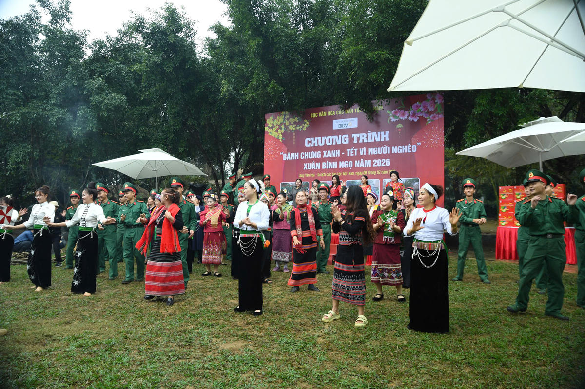 Đông đảo người dân, nghệ nhân và du khách cùng tham gia các hoạt động Tết, tạo nên bức tranh văn hóa đa sắc màu tại Làng Văn hóa. Ảnh: Phạm Sỹ.