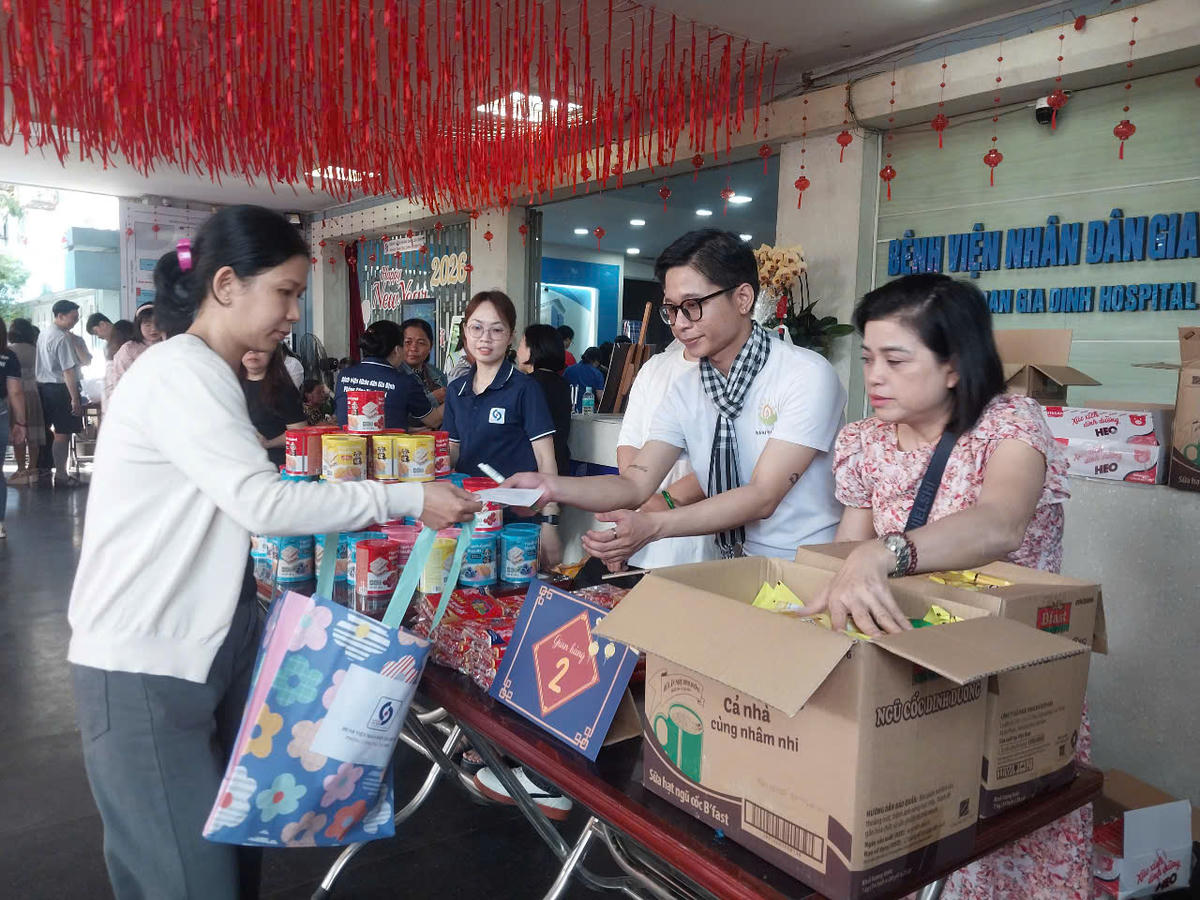 Nhiều nhà tài trợ quan tâm và chia sẻ với bệnh nhân có hoàn cảnh khó khăn. Ảnh: S.X
