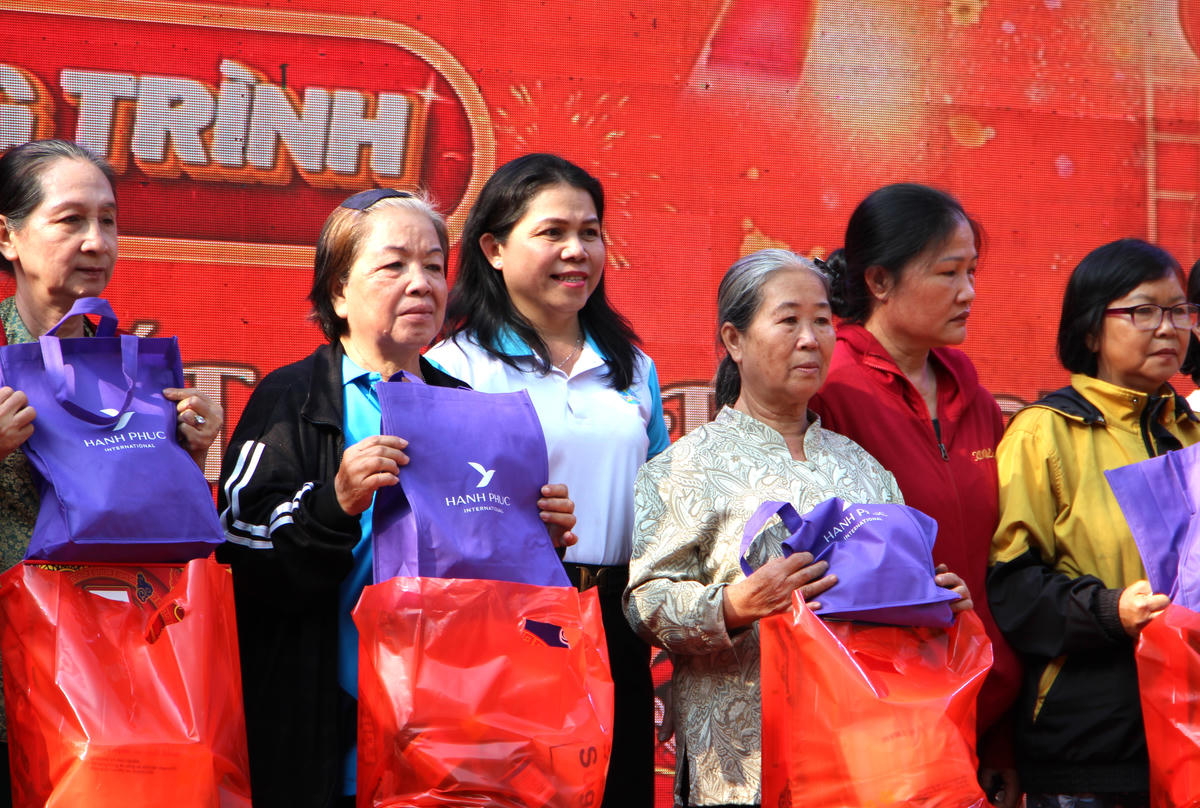 Lãnh đạo Mặt trận và các tổ chức chính trị - xã hội phường trao quà Tết cho người dân tại ngày hội. Ảnh: Q.Đ.