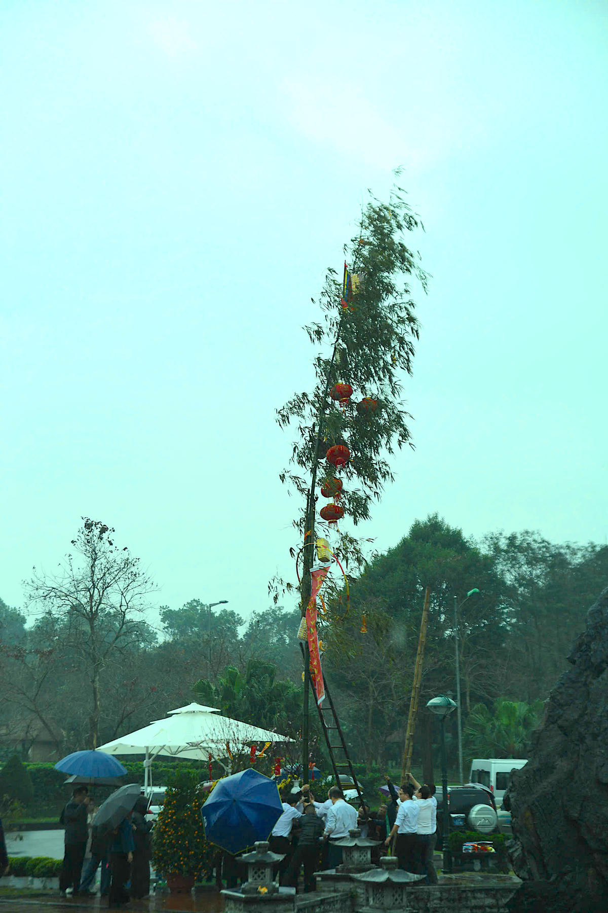 Cây Nêu ngày Tết vươn cao giữa “Ngôi nhà chung”, gửi gắm niềm tin xua đi điều cũ, đón chào những điều tốt lành, an vui cho cộng đồng. Ảnh: Phạm Sỹ.