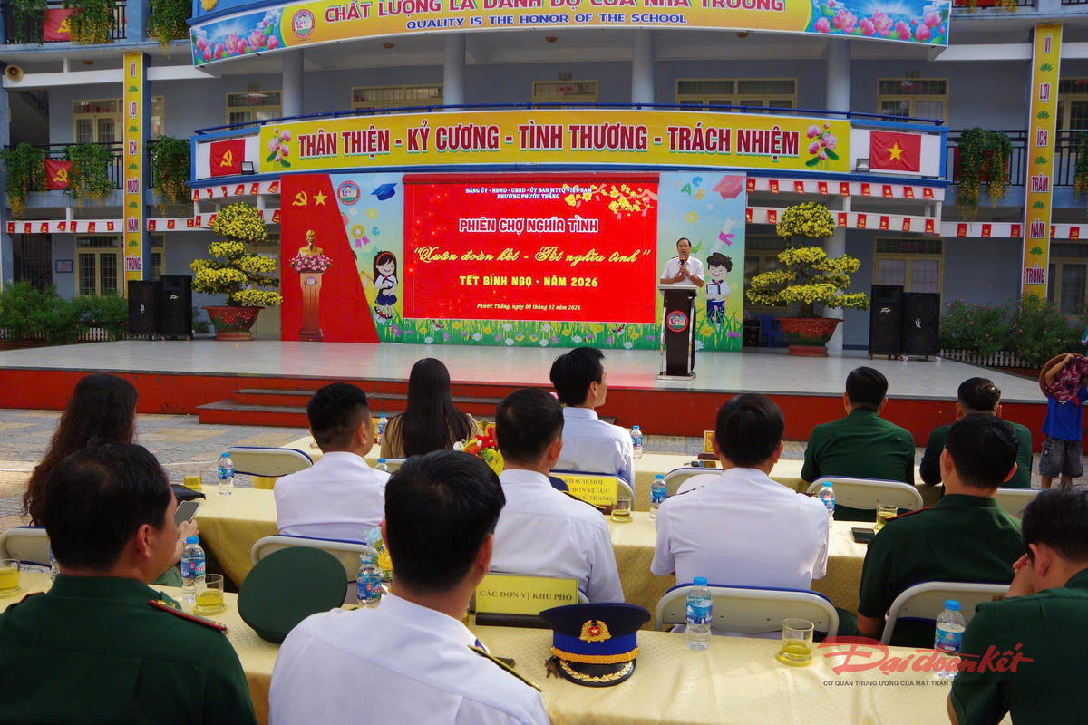 Quang cảnh phiên chợ nghĩa tình. Ảnh: M.C