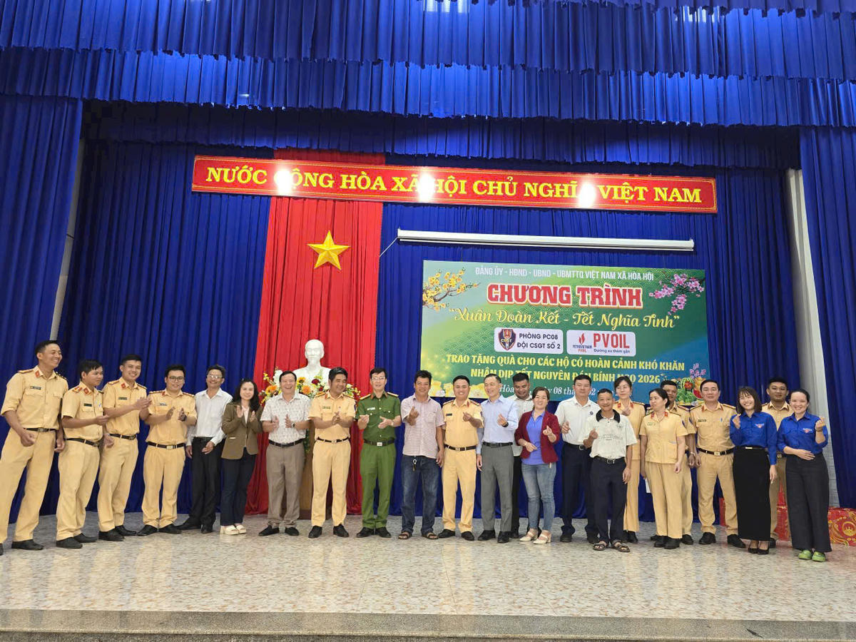 Chương trình tặng quà cho các hộ có hoàn cảnh khó khăn tại xã Hoà Hội. Ảnh: CTV.