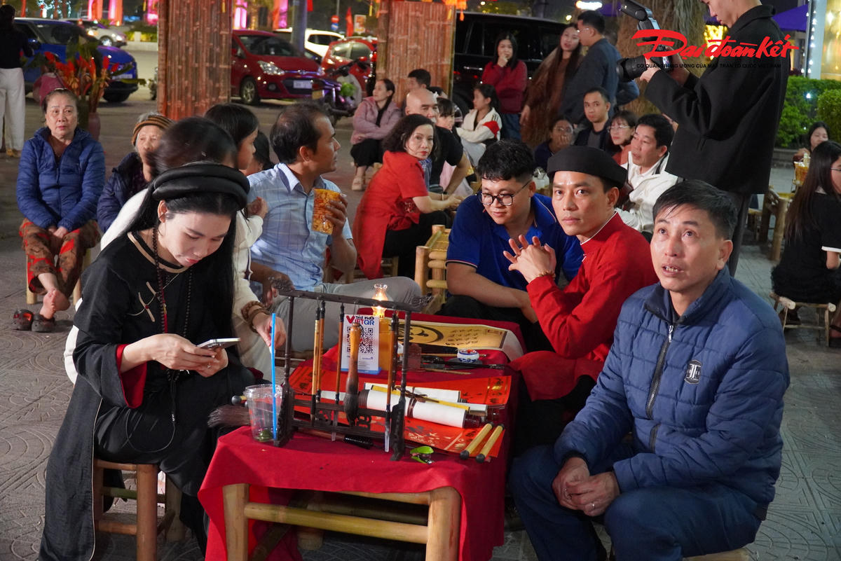 Dòng người lắng lại để trải nghiệm không gian đặc biệt. Ảnh: HN.