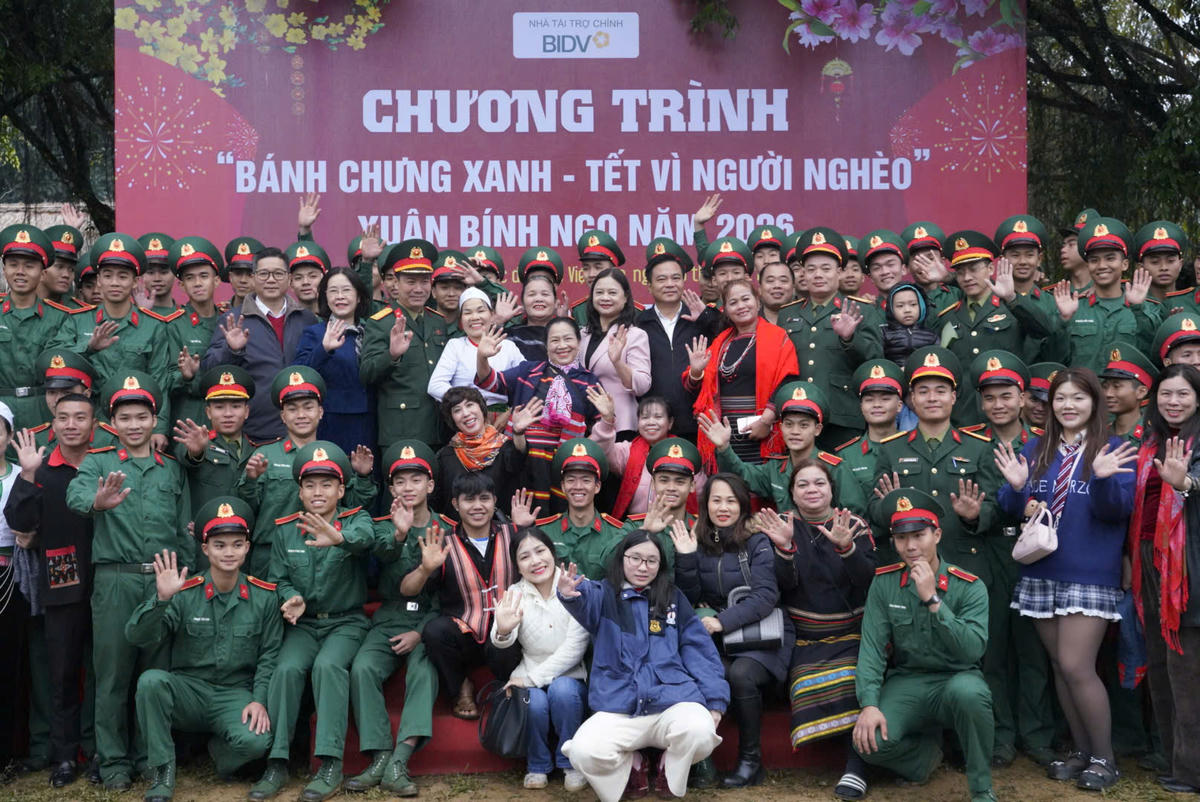 Đồng bào cùng các chiến sĩ đến từ  Trường Sĩ quan Lục quân 1 – Đại học Trần Quốc Tuấn cùng nhau lưu giữ những kỷ niệm đẹp. Ảnh: Phạm Sỹ.