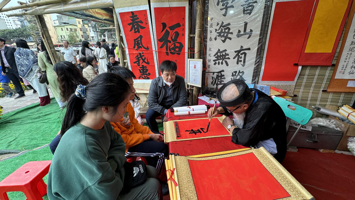 Ông đồ cho chữ. Ảnh: Thư Hoàng.