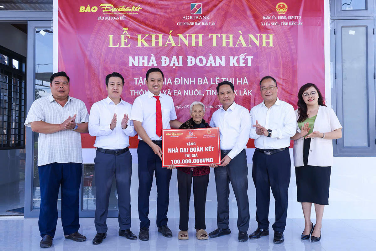 &nbsp;Báo Đại đoàn kết cùng đại diện Ngân hàng Agribank chi nhánh Đắk Lắk, đại diện UBND xã&nbsp; Ea Nuôl trao biển tặng nhà Đại đoàn kết cho gia đình bà Lê Thị Hà. Ảnh: Quang Vinh