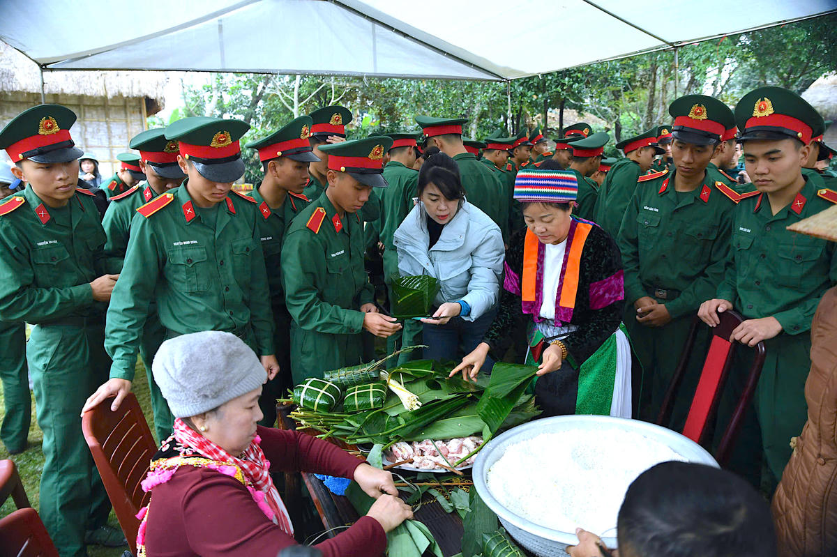 Những chiếc bánh chưng được gói bằng sự sẻ chia và nghĩa tình, tiếp nối truyền thống của dân tộc. Ảnh: Phạm Sỹ.