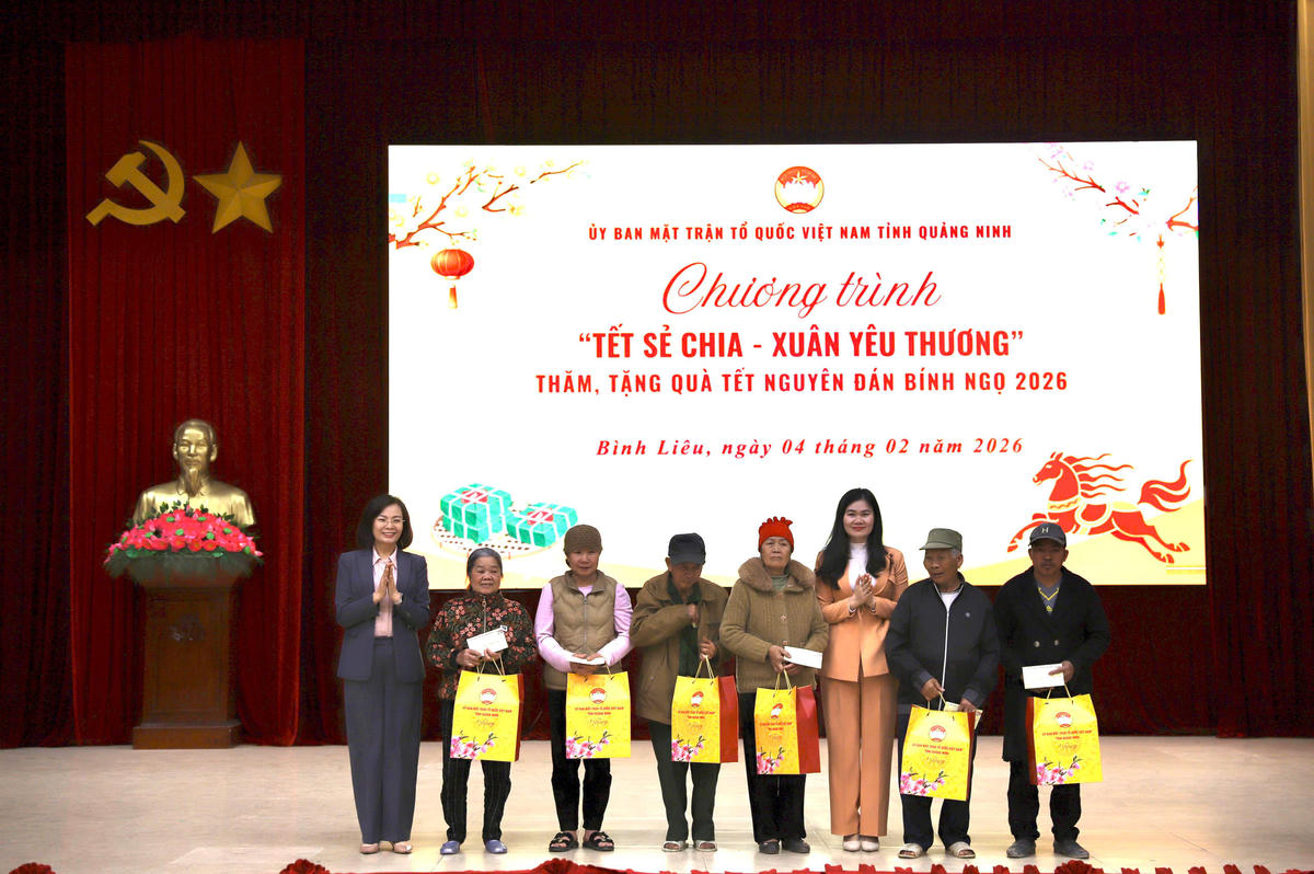 Bà Nguyễn Vũ Thu Hòa, Phó Chủ tịch Ủy ban MTTQ tỉnh, Chủ tịch Hội LHPN tỉnh trao quà cho các hộ khó khăn tại xã Bình Liêu.