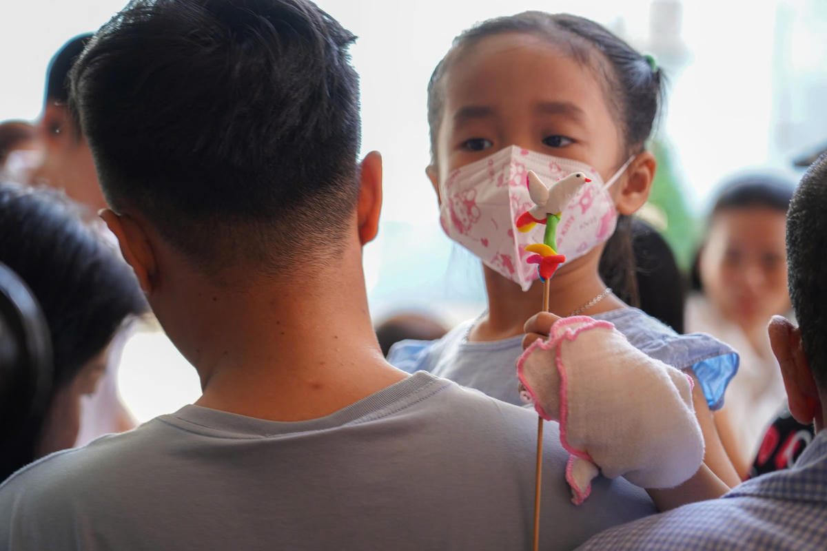 Các bệnh nhi được tặng tò hè với nhiều hình thù độc đáo, lạ mắt. Ảnh: S.X