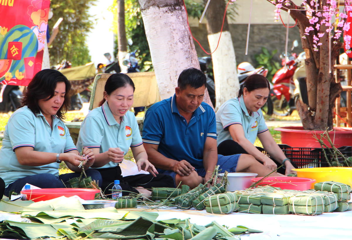 Hoạt động gói bánh tặng cho công nhân, người lao động. Ảnh: Q.Đ.