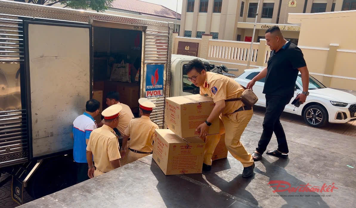 Cán bộ Đội CSGT số 2 chuyển những phần quà Tết đến nhân dân các xã Phước Hải, Hoà Hội, Hoà Hiệp (TP Hồ Chí Minh). Ảnh: M.C