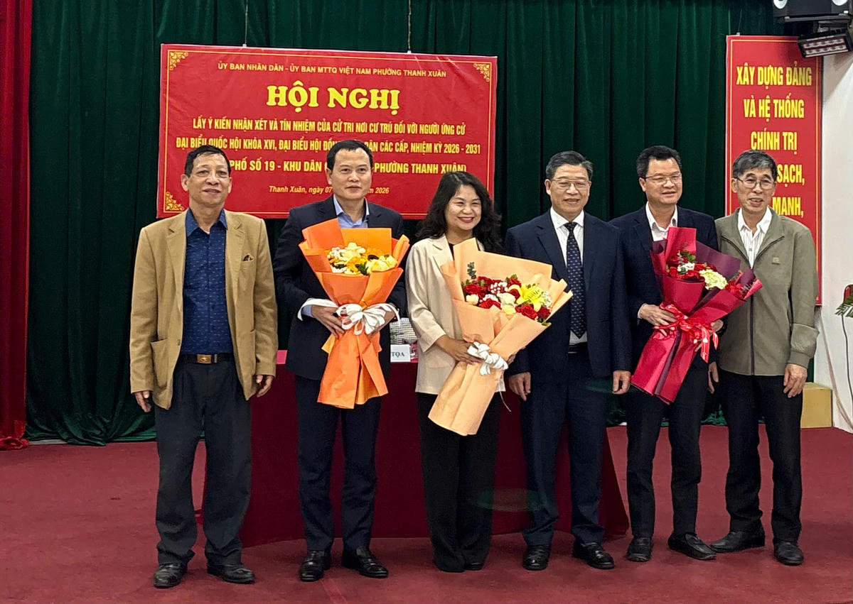 Lãnh đạo phường Thanh Xuân tặng hoa chúc mừng bà Nguyễn Quỳnh Liên - Trưởng ban Dân chủ, Giám sát và Phản biện xã hội Cơ quan UBTƯ MTTQ Việt Nam và những người ứng cử đại biểu Quốc hội khóa XIV và đại biểu HĐND các cấp nhiệm kỳ 2026-2031. 