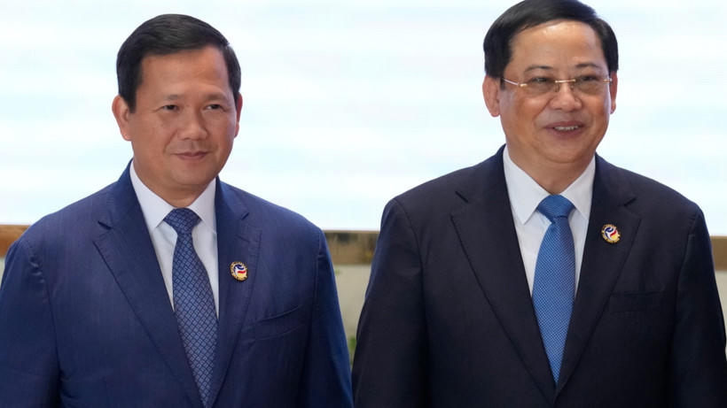 Thủ tướng Campuchia Hun Manet (trái) và người đồng cấp Lào Sonexay Siphandone. (Nguồn: AP).