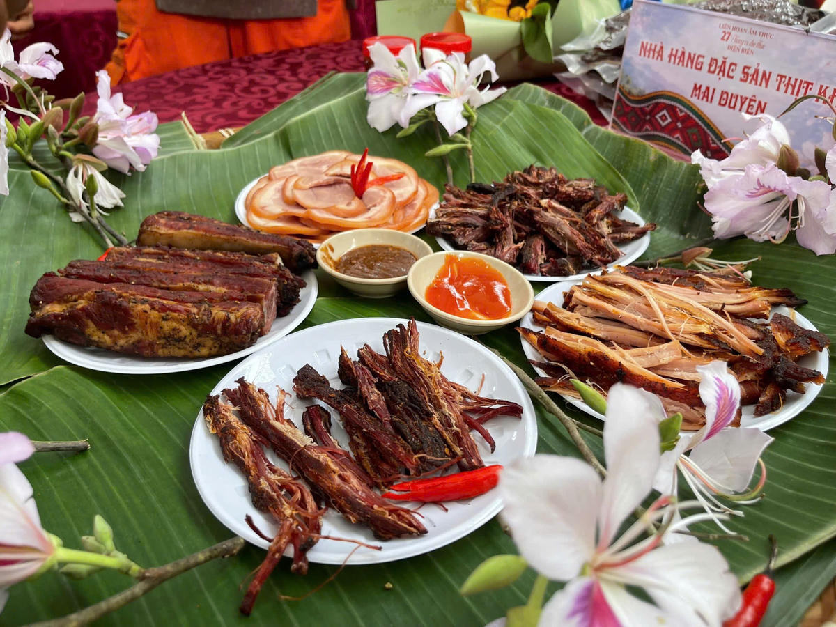 Thịt được tẩm ướp những gia vị đặc trưng, sấy khô là một trong những món ăn lôi cuốn du khách.