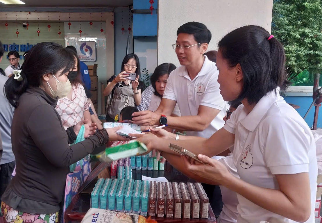 Không chỉ là hoạt động hỗ trợ vật chất, chương trình còn gửi gắm sự quan tâm, động viên tinh thần, giúp người bệnh thêm vững tin trong hành trình điều trị. Ảnh: S.X