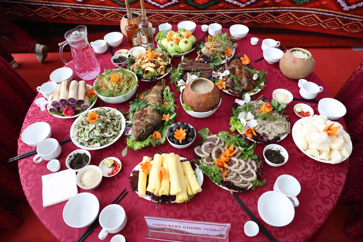 Mâm cỗ mang đậm hương vị của núi rừng Tây Bắc.