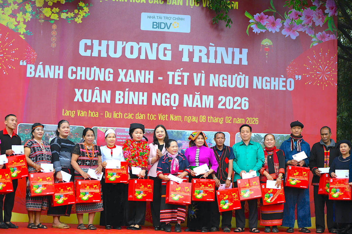 Tại chương trình, nhiều cá nhân và doanh nghiệp cũng đã đóng góp, góp phần mang đến gần 700 phần quà Tết ý nghĩa cho các hộ nghèo tại nhiều địa phương. Chương trình “Bánh chưng xanh - Tết vì người nghèo” không chỉ góp phần bảo tồn, gìn giữ nét đẹp văn hóa truyền thống mà còn là dịp để lan tỏa những giá trị nhân văn tốt đẹp của dân tộc Việt Nam trong dịp Tết cổ truyền.Ảnh: Phạm Sỹ.. 