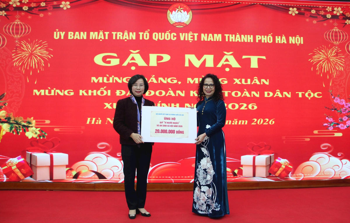 Chủ tịch Ủy ban MTTQ Việt Nam thành phố Hà Nội Bùi Huyền Mai tiếp nhận ủng hộ Quỹ Vì người nghèo và an sinh xã hội năm 2026 từ bà Ngô Thị Bích Ngọc, Chủ tịch Hội người Việt tại Hà Lan.&nbsp;