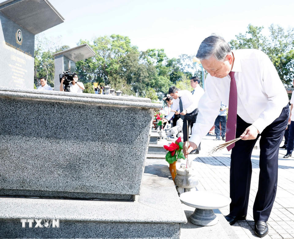 Tổng Bí thư Tô Lâm dâng hương tại Nghĩa trang Liệt sỹ Trà Võ. (Ảnh: Thống Nhất/TTXVN)