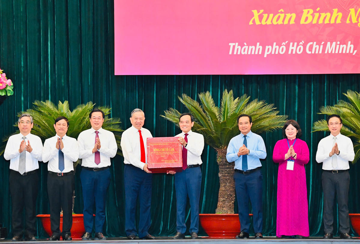 Tổng Bí thư Tô Lâm trao quà tết đến Đảng bộ TP Hồ Chí Minh nhân dịp Tết Bính Ngọ 2026. Ảnh: Văn Minh (SGGP).