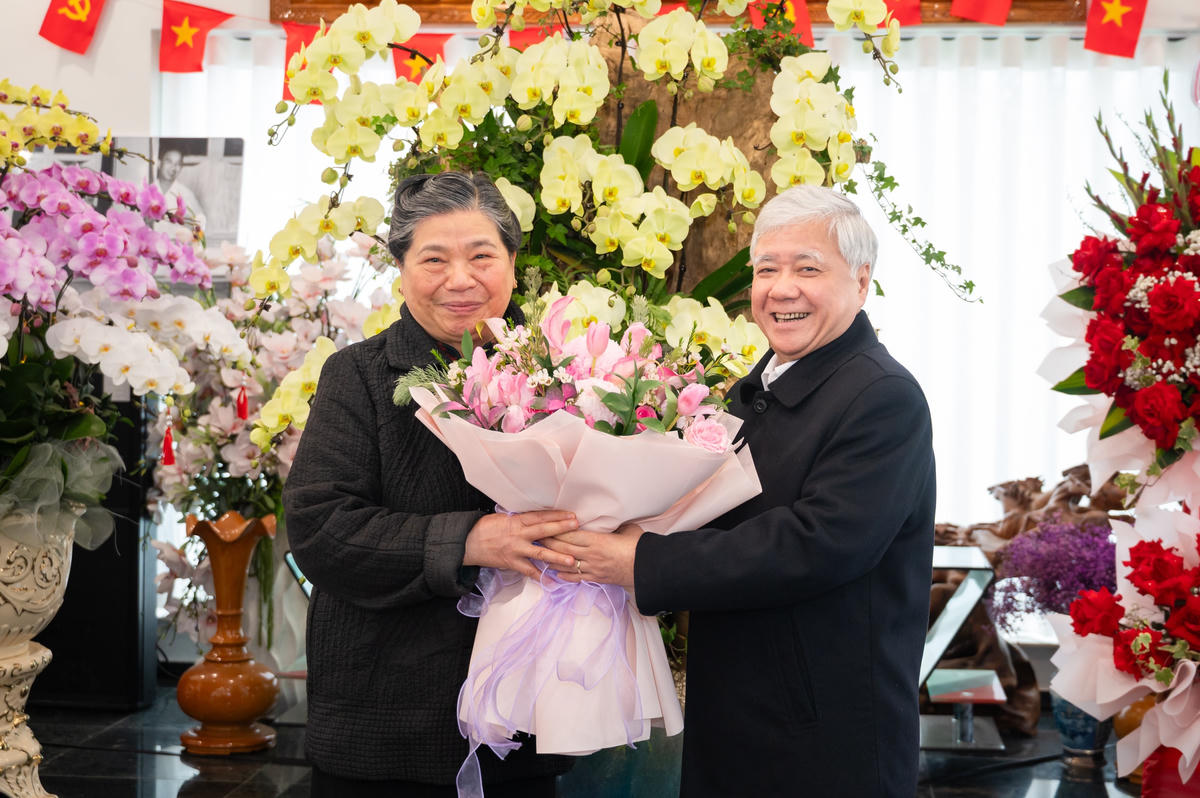 Phó Chủ tịch Thường trực Quốc hội Đỗ Văn Chiến trao hoa tặng nguyên Phó Chủ tịch Thường trực Quốc hội Tòng Thị Phóng.