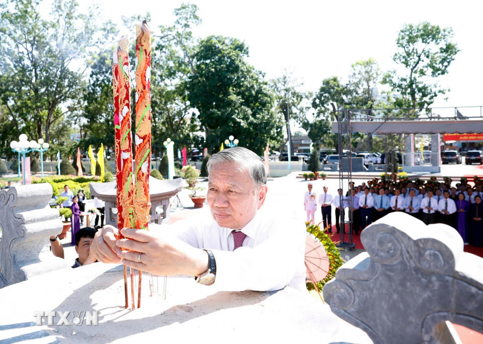 Tổng Bí thư Tô Lâm dâng hương tại Nghĩa trang Liệt sỹ Trà Võ. (Ảnh: Thống Nhất/TTXVN)