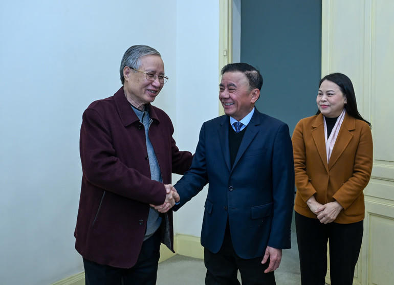Thường trực Ban Bí thư Trần Cẩm Tú thăm, chúc Tết đồng chí Trần Quốc Vượng. (Ảnh: Duy Linh).