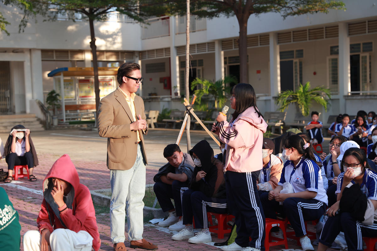 ThS Lê Hoài Việt - giảng viên Trường Đại học Mở TP.HCM trao đổi với học sinh.