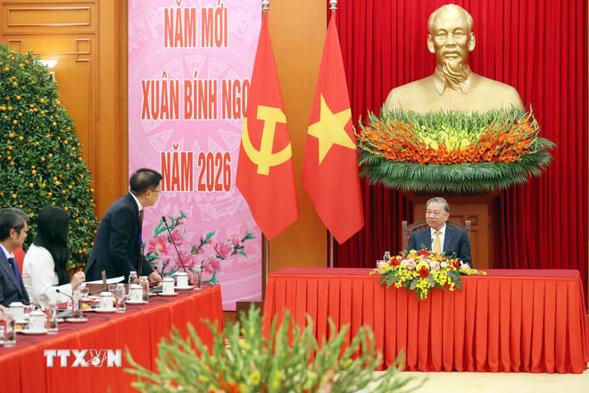 Tổng Bí thư Tô Lâm nghe các ý kiến phát biểu của kiều bào tại buổi gặp mặt. (Ảnh: An Đăng/TTXVN).