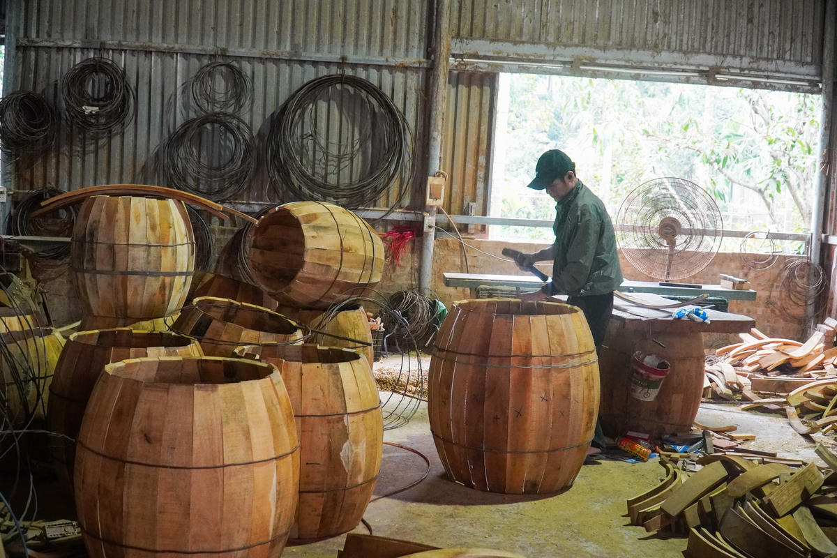 Những ngày giáp Tết, về phường Tiên Sơn, không khó để cảm nhận nhịp lao động khẩn trương ở làng nghề trống Đọi Tam. Trong những xưởng trống san sát, tiếng bào gỗ, tiếng đinh đóng, tiếng da trâu căng mặt trống hòa lẫn, vang lên đều đặn như nhịp đếm của thời gian. Ảnh: Đình Minh