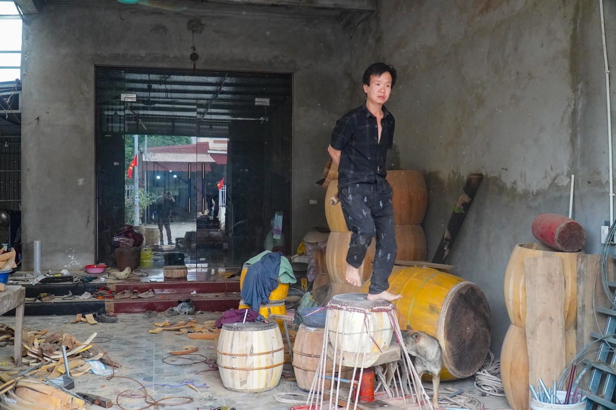 Ông Trần Hữu Thắng - Chủ tịch Hội Nông dân phường Tiên Sơn cho biết, hiện toàn phường có khoảng 75 cơ sở sản xuất trống và các sản phẩm liên quan như bom rượu, bồn tắm, bồn ngâm chân… tạo việc làm cho hơn 500 lao động, thu nhập bình quân từ 10 - 20 triệu đồng/tháng. Ảnh: Đình Minh