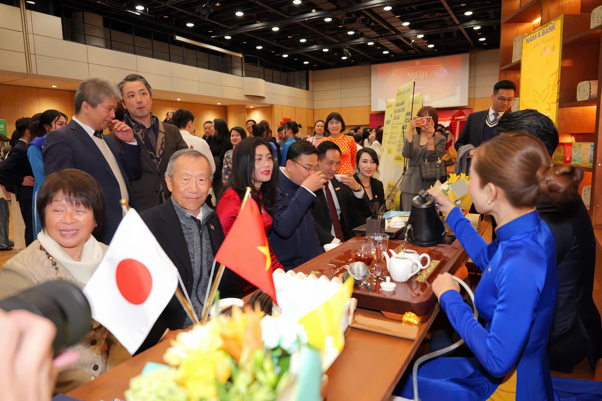 Đại sứ Phạm Quang Hiệu tại Nhật Bản (thứ 3 từ phải sang) thưởng thức Trà "Quốc ẩm" - Thương hiệu Đôi Dép.