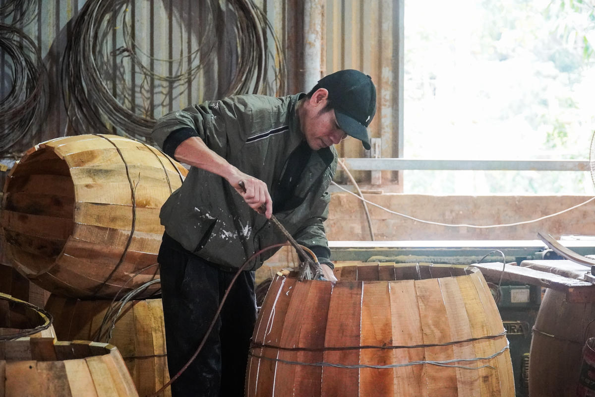 Hiện tại, xưởng của anh Tuấn duy trì khoảng 10 lao động thường xuyên và thời vụ, thu nhập bình quân từ 15 - 20 triệu đồng/người/tháng. Ảnh: Đình Minh