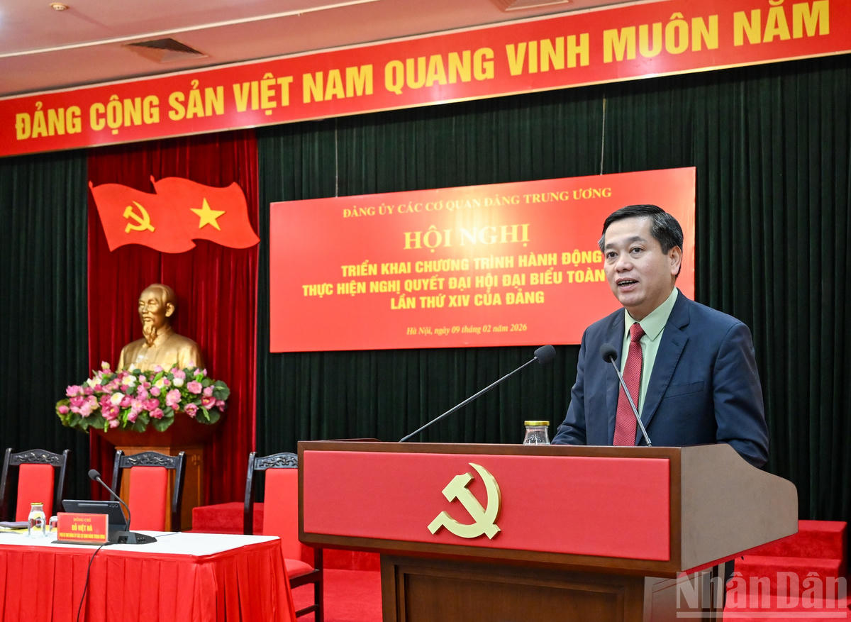 Phó Bí thư Thường trực Đảng ủy các cơ quan Đảng Trung ương Nguyễn Long Hải trình bày báo cáo tại hội nghị. (Ảnh: DUY LINH)