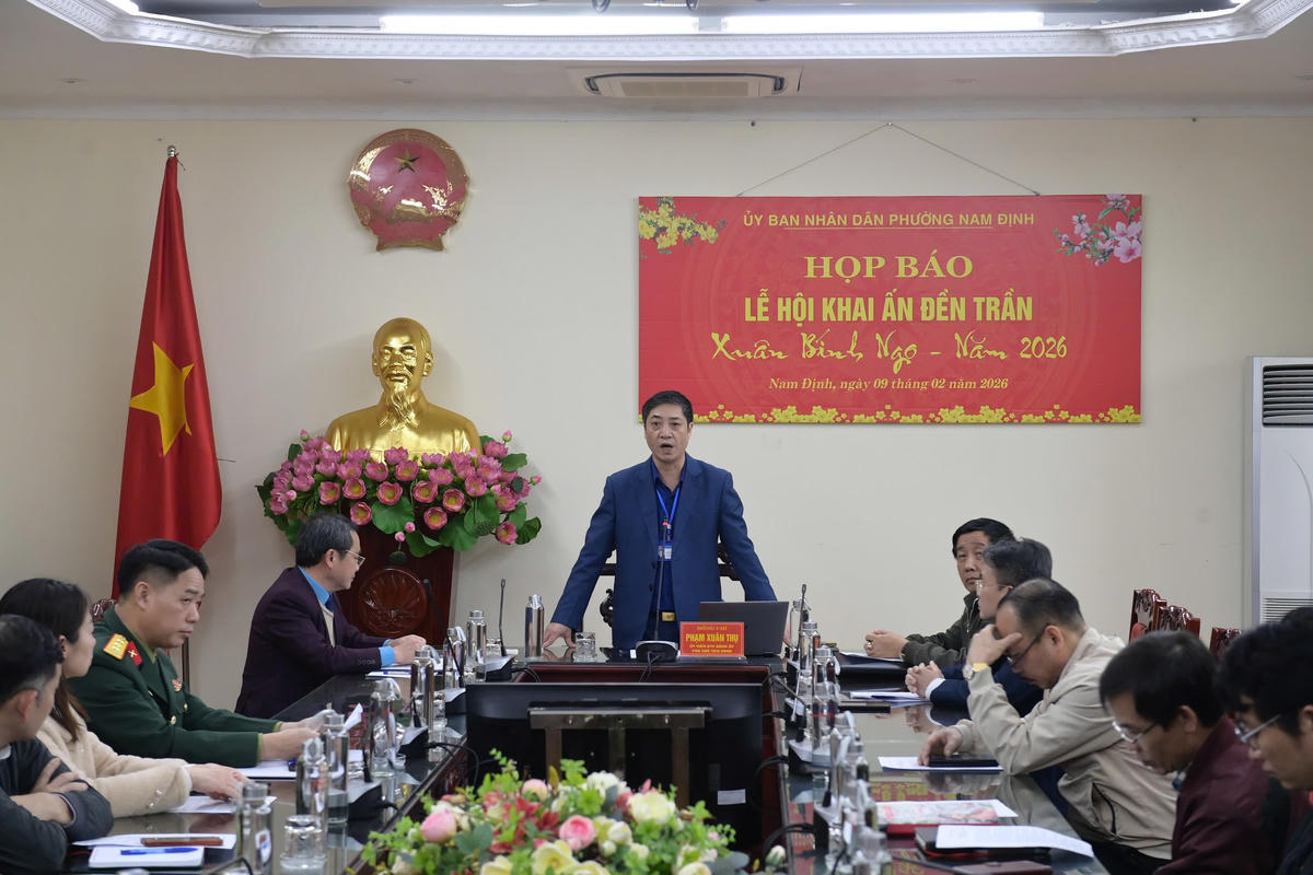 Ông Phạm Xuân Thụ, Phó Chủ tịch Thường trực UBND phường Nam Định thông tin tại buổi họp báo. Ảnh: Trọng Tùng.