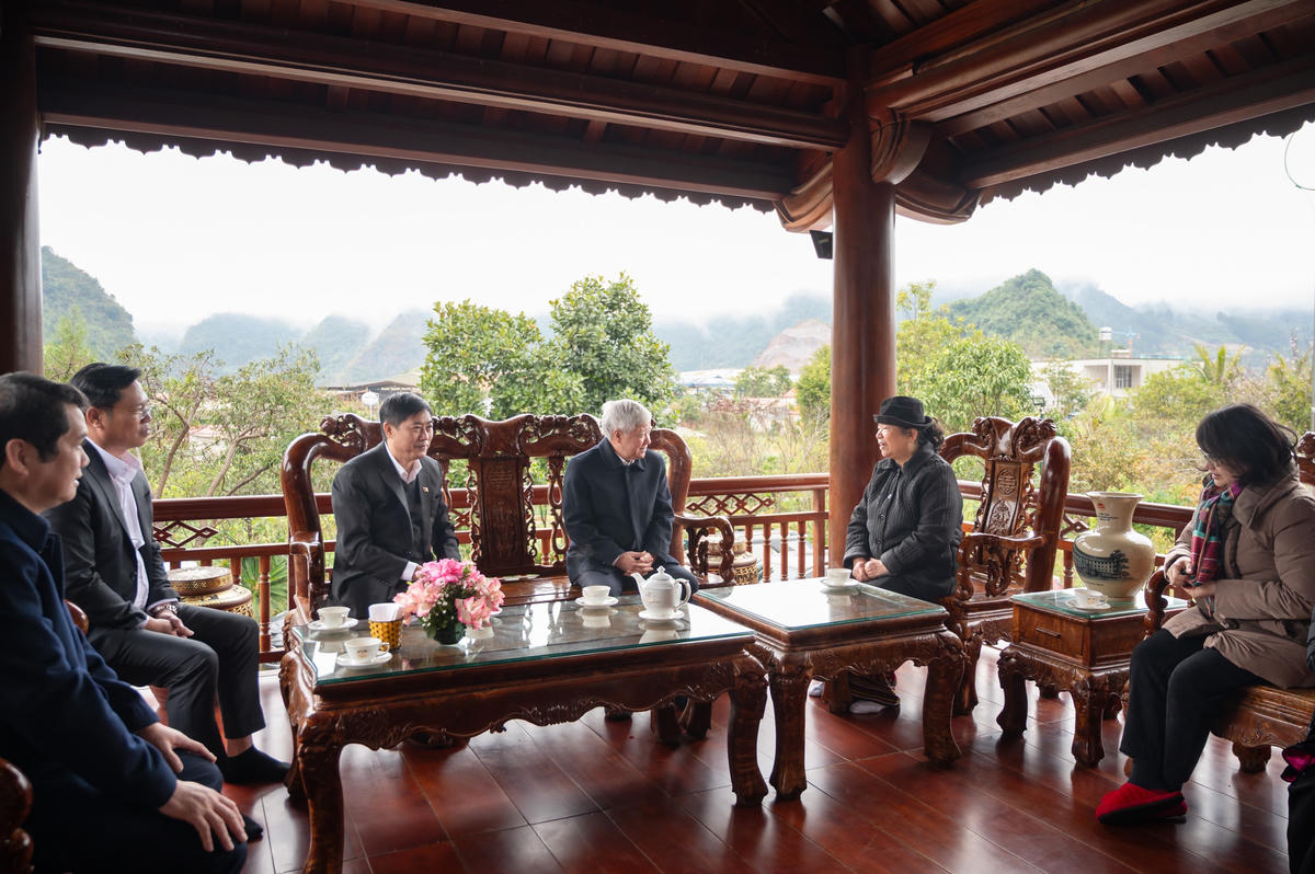 Phó Chủ tịch Thường trực Quốc hội Đỗ Văn Chiến thăm và chúc tết nguyên Phó Chủ tịch Thường trực Quốc hội Tòng Thị Phóng.