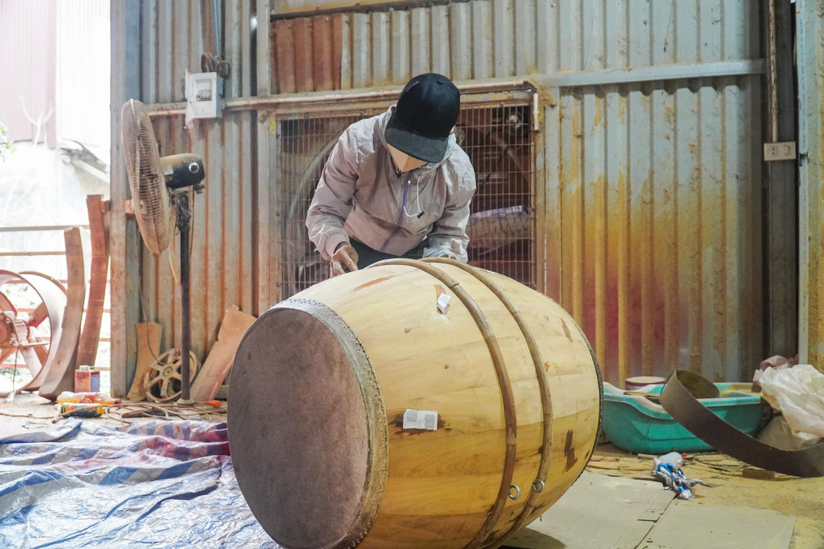 Trong từng xưởng nhỏ, những người thợ vẫn lặng lẽ làm việc, giữ cho âm thanh của làng nghề không bị lẫn vào sự ồn ào của máy móc, để mỗi mùa xuân về, tiếng trống lại ngân lên, gọi Tết về từ ký ức nghìn năm. Ảnh: Đình Minh
