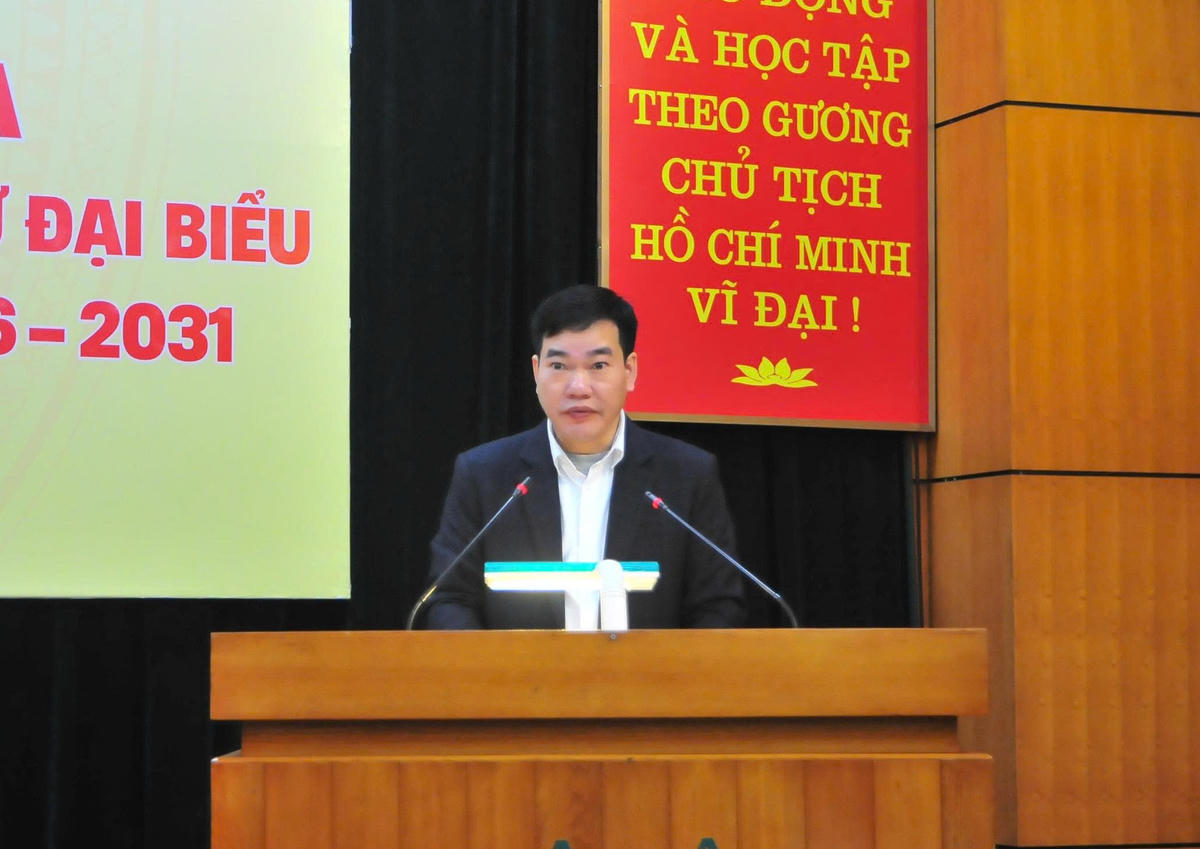 Ông Nguyễn Việt Khánh - Phó Chủ tịch Ủy ban MTTQ Việt Nam tỉnh Tuyên Quang báo cáo kết quả lấy ý kiến cử tri tại địa phương. Ảnh: Xuân Trường.