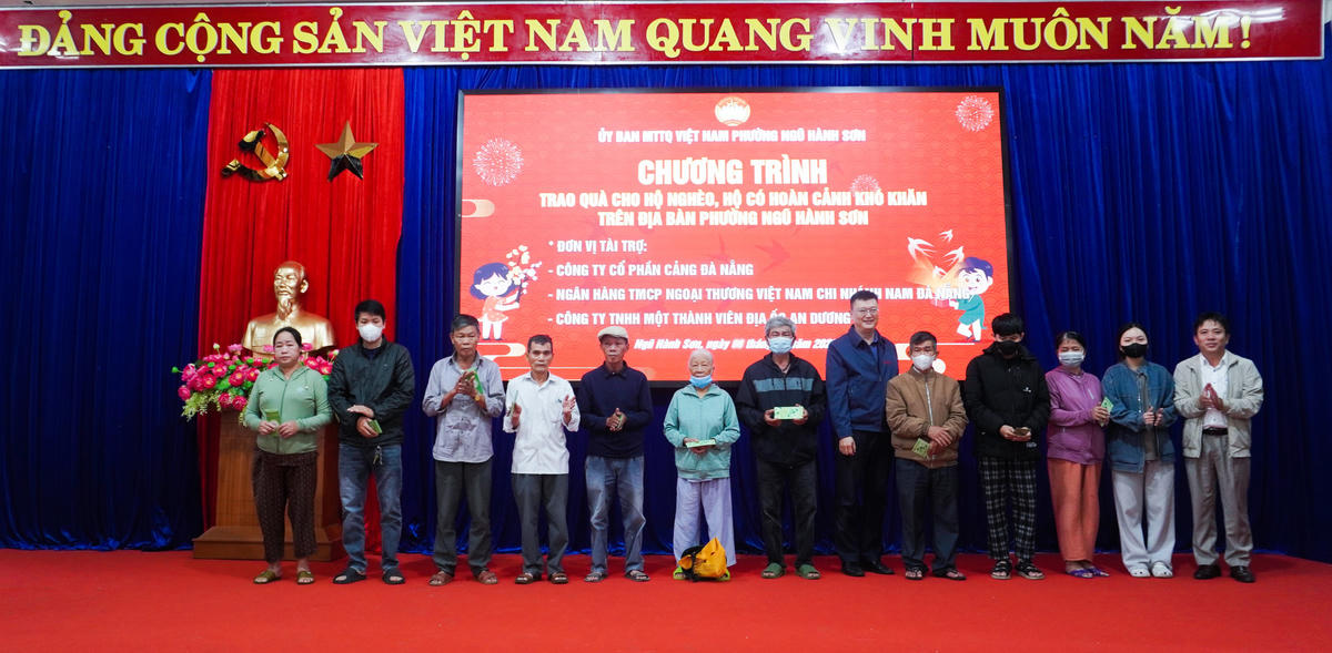 Trao quà tết cho các hộ khó khăn phường Ngũ Hành Sơn. Ảnh: Như Ý.